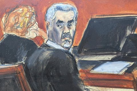 Gerichtszeichnung von P. Diddy, er dreht sein Gesicht nach hinten zum Betrachter