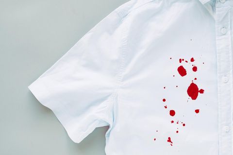 Blutflecken auf einem weißen Hemd
