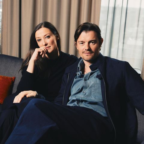 Portrait von Alexandra Maria Lara und Sam Riley auf einem Sofa