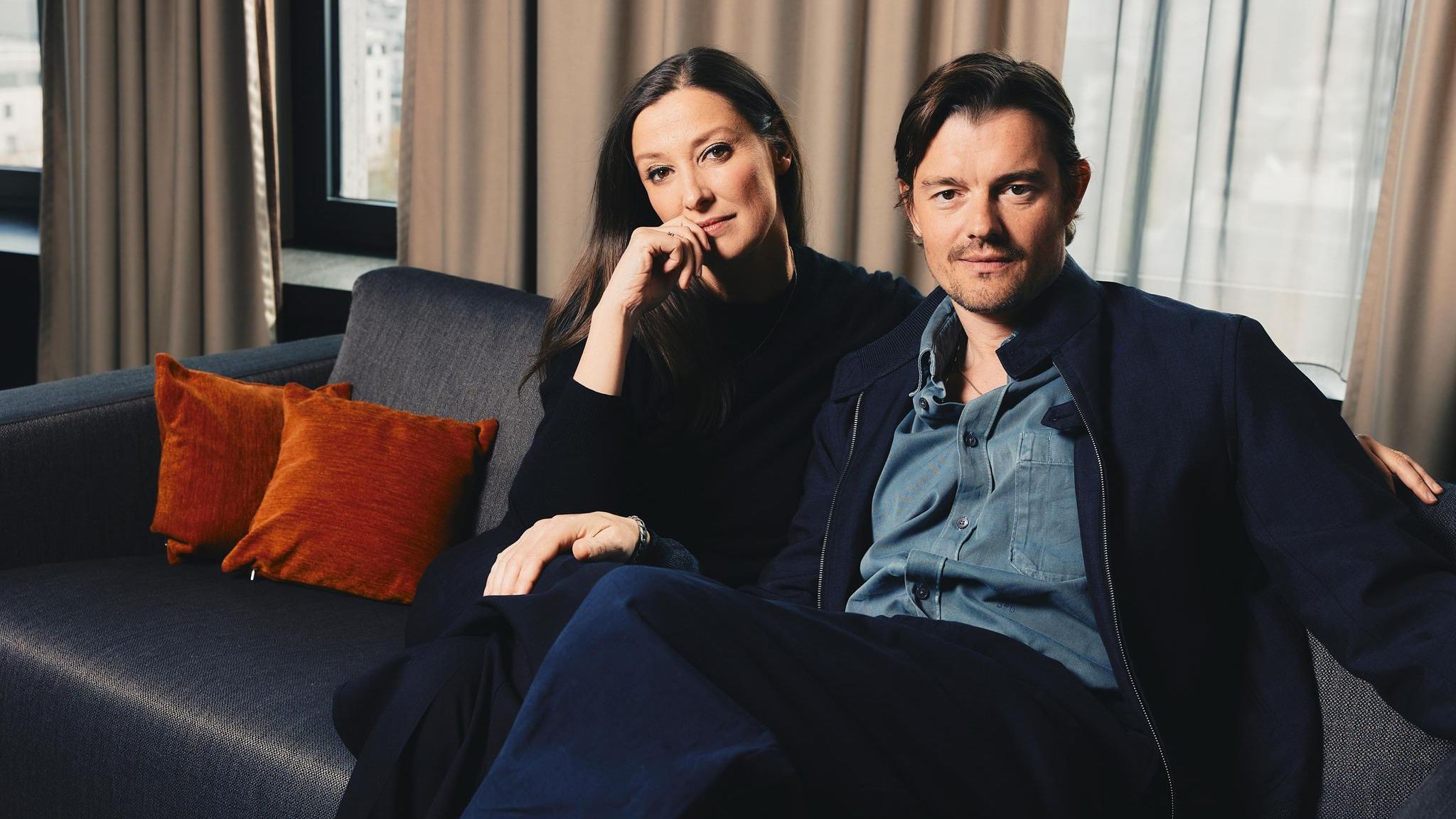 Portrait von Alexandra Maria Lara und Sam Riley auf einem Sofa