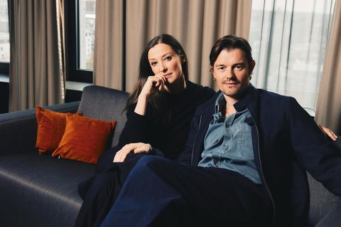 Portrait von Alexandra Maria Lara und Sam Riley auf einem Sofa