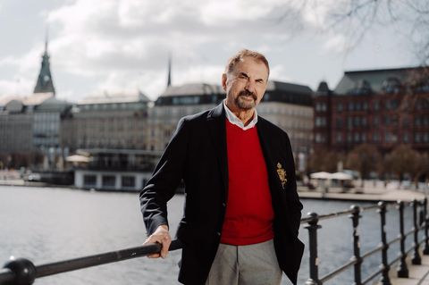 Vural Öger vor dem Hotel Vier Jahreszeiten an der Binnenalster in Hamburg
