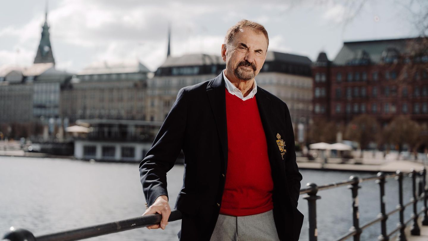 Vural Öger vor dem Hotel Vier Jahreszeiten an der Binnenalster in Hamburg