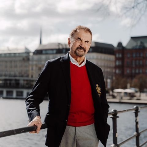 Vural Öger vor dem Hotel Vier Jahreszeiten an der Binnenalster in Hamburg