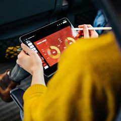 Dealnews: Frau arbeitet mit Tablet im Zug