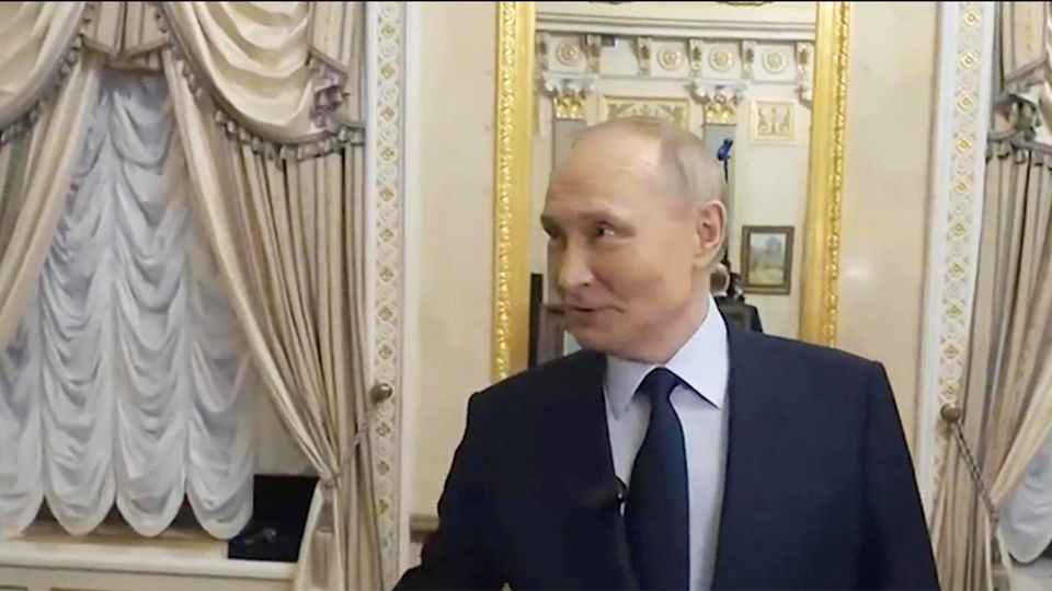 Wladimir Putin gibt einem TV-Reporter ein Interview in der Kremlwohnung