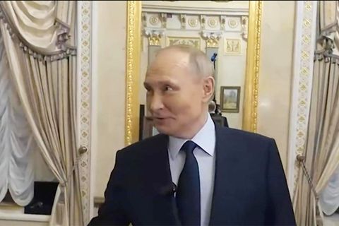 Wladimir Putin gibt einem TV-Reporter ein Interview in der Kremlwohnung