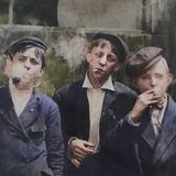 Raucher haben weniger Hirnmasse  Was macht einen zum Raucher? Möglicherweise die vererbte Hirnstruktur, sagt ein Forscherteam der Universität Cambridge. Das Team schaute sich Hirnscans von 800 rauchenden wie nicht-rauchenden Jugendlichen an, die jeweils im Alter von 14, 19 und 23 Jahren aufgenommen wurden. Auffällig war die Entwicklung der sogenannten grauen Substanz, einem wichtigen Bestandteil des Zentralnervensystems.   Jugendliche, die mit 14 das Rauchen begannen, zeigten deutlich weniger graue Substanz im linken Teil des ventromedialen präfrontalen Cortex, der an der Hemmung negativer Gefühle und an der Verarbeitung von Risiko und Angst beteiligt ist. Weniger Hirnmasse in diesem Bereich könnte ein "enthemmtes, impulsives Verhalten" mit geringer Risikoabschätzung begünstigen, vermuten die Forscher. Möglicherweise ein Grund, warum  diese Jugendliche überhaupt mit dem Rauchen beginnen. Wie es zur verringerten Hirnmasse kommt, ist noch ungeklärt. Möglicherweise handele es sich dabei um einen "vererbbaren Biomarker" für Nikotinsucht