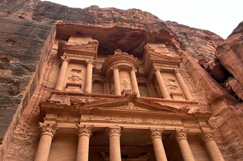 In der Ruinenstätte Petra wurde die monumentaler Fassade eines Grabtempels direkt in einen Felsen gemeißelt