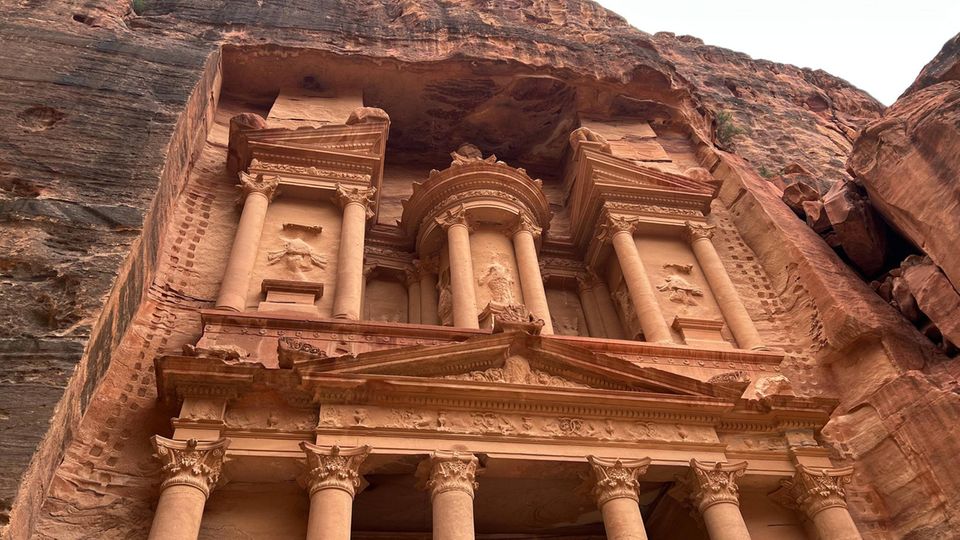 Ruinenstätte Petra von Wassermassen geflutet – zwei Belgier tot In der Ruinenstätte Petra wurde die monumentaler Fassade eines Grabtempels direkt in einen Felsen gemeißelt