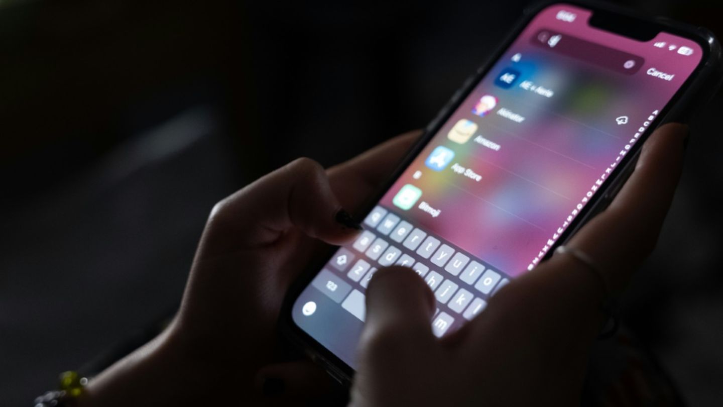 Leuchtender Bildschirm eines Smartphones