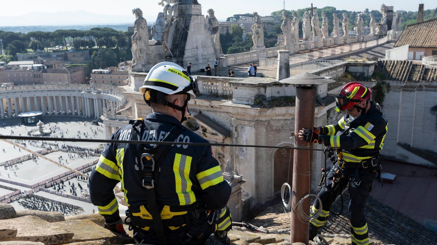 Retter zu Diensten des Papstes: Die vatikanische Feuerwehr auf dem Dach der Sixtinischen Kapelle