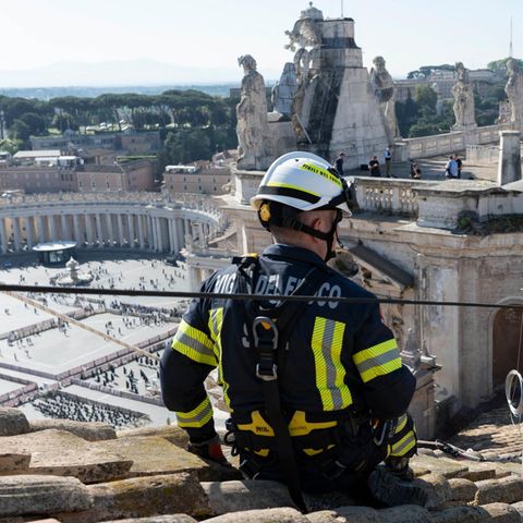 Retter zu Diensten des Papstes: Die vatikanische Feuerwehr auf dem Dach der Sixtinischen Kapelle