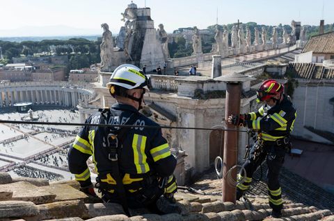 Retter zu Diensten des Papstes: Die vatikanische Feuerwehr auf dem Dach der Sixtinischen Kapelle
