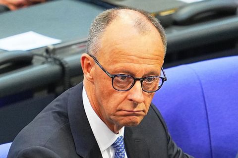 Friedrich Merz sitzt im Bundestag und hört die Wahlverkündung an