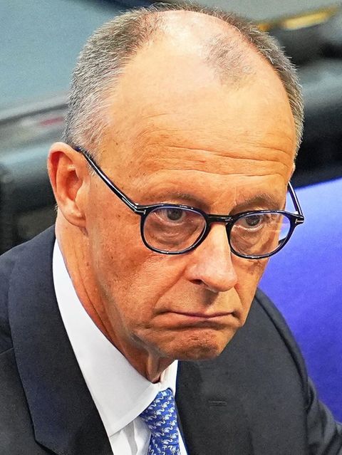 Friedrich Merz sitzt im Bundestag und hört die Wahlverkündung an