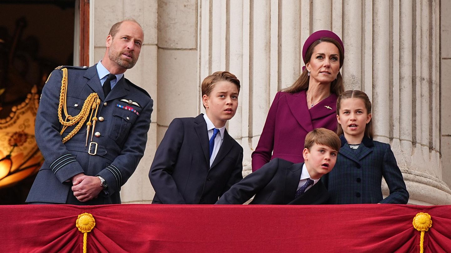 Prince William and Princess Kate with her children Prince William and Princess Kate with her children