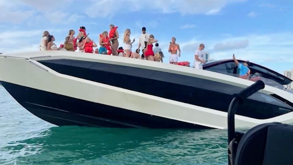Völlig überfüllte Influencerinnen-Yacht sinkt vor der Küste von Miami Völlig überfüllte Influencerinnen-Yacht sinkt vor der Küste von Miami