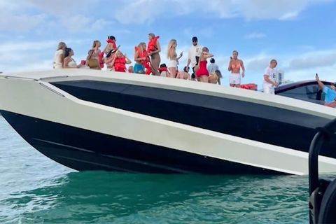Völlig überfüllte Influencerinnen-Yacht sinkt vor der Küste von Miami