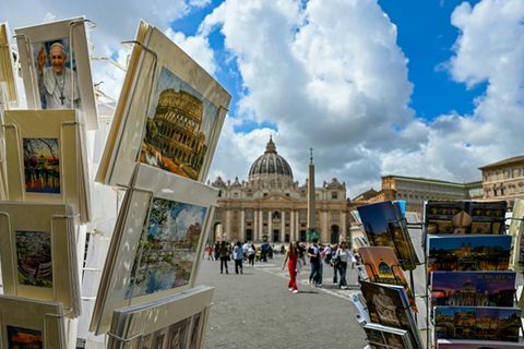 Postkarten-Stände vor dem Petersdom in Rom