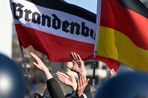 Rechtextremisten mit Brandenburg-Flagge