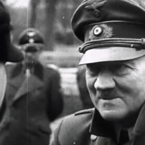 Die Deutsche Wochenschau zeigte, wie Hitler Jungen auszeichnete. Sie zeigte nicht, wie sehr der Diktator an Schüttellähmung litt. Diese Szenen wurden herausgeschnitten