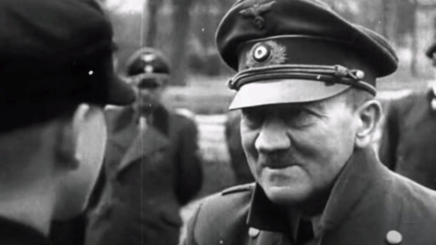 Die Deutsche Wochenschau zeigte, wie Hitler Jungen auszeichnete. Sie zeigte nicht, wie sehr der Diktator an Schüttellähmung litt. Diese Szenen wurden herausgeschnitten