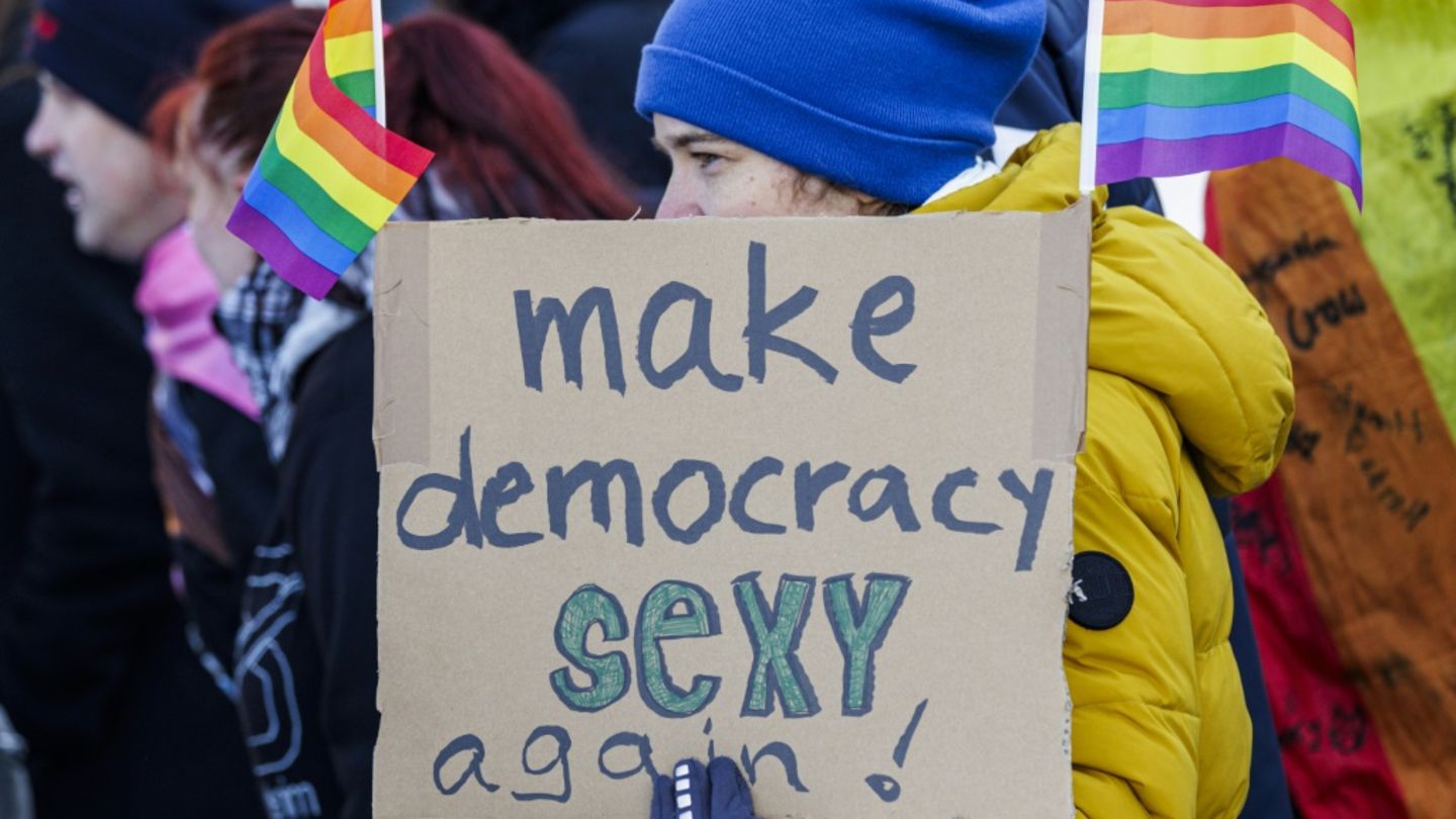 Frau mit Schild "Demokratie wieder sexy machen" in Erfurt