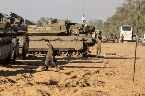 Israelische Soldaten beziehen Stellung an Grenze zum Gazastreifen