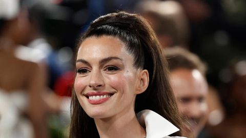 Anne Hathaway: Ihr Gesicht wirkt massiv verjüngt bei der Met-Gala 2025