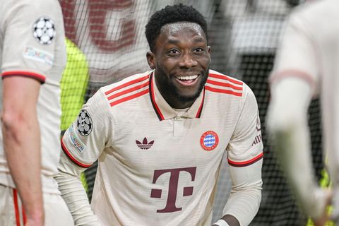 Das war er noch gut drauf: Alphonso Davies lacht nach seinem Treffer gegen Bayer Leverkusen im Champions-League-Achtelfinale