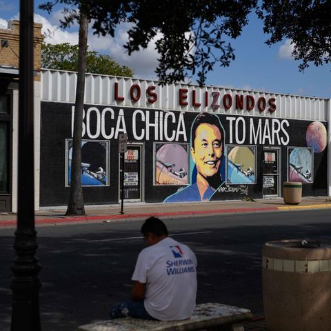 Elon Musk ist im südlichsten Zipfel von Texas dauerpräsent. Hier ziert sein Gesicht eine Ladenfront in Brownsville, der nächstgrößeren Stadt neben Starbase