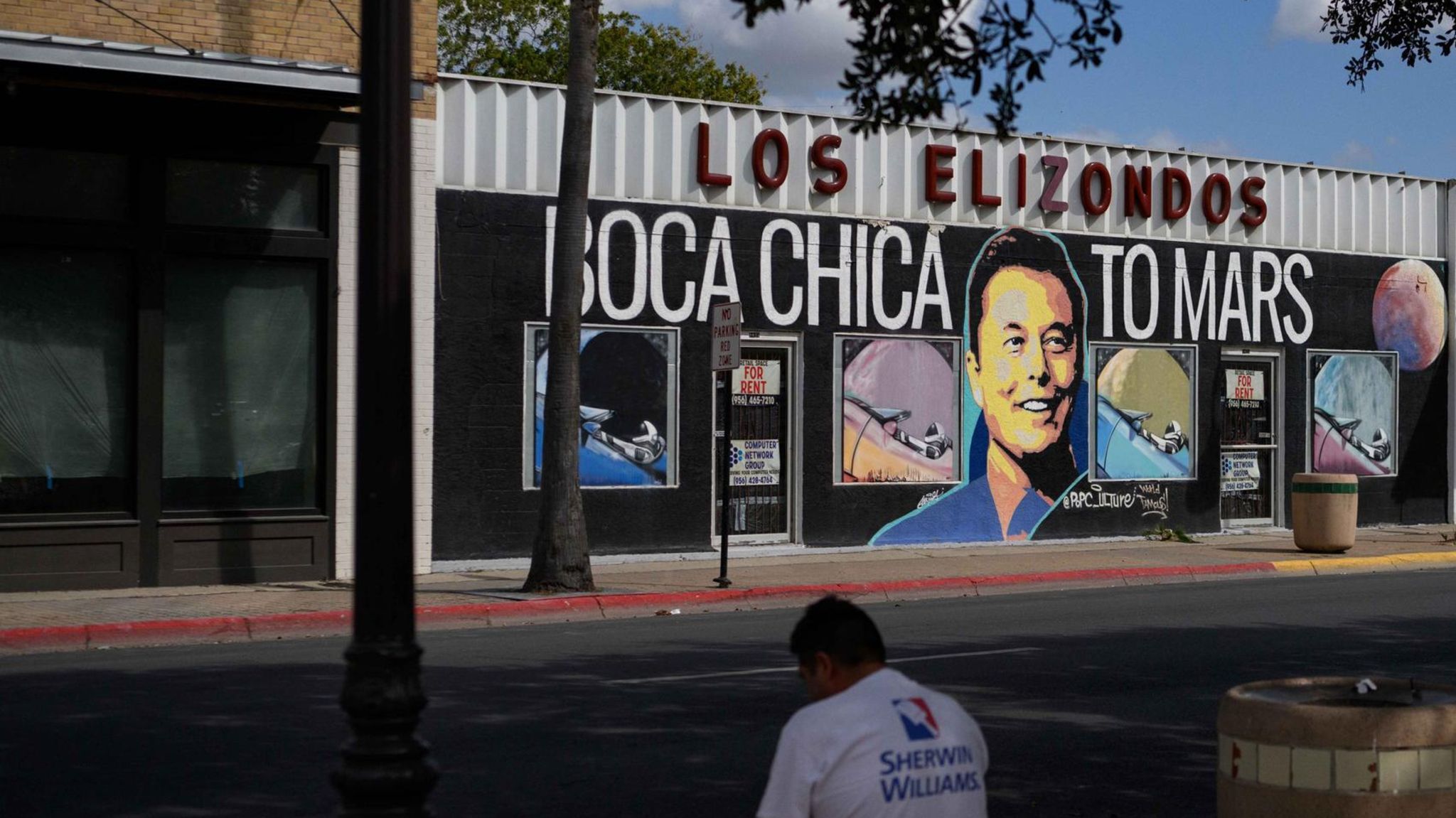 Elon Musk ist im südlichsten Zipfel von Texas dauerpräsent. Hier ziert sein Gesicht eine Ladenfront in Brownsville, der nächstgrößeren Stadt neben Starbase
