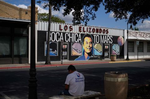 Elon Musk ist im südlichsten Zipfel von Texas dauerpräsent. Hier ziert sein Gesicht eine Ladenfront in Brownsville, der nächstgrößeren Stadt neben Starbase
