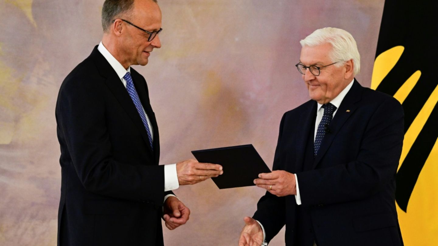 Steinmeier überreicht Merz Ernennungsurkunde