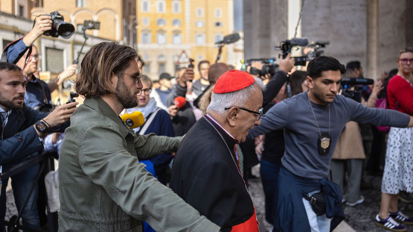 Catholic Church: Friedensappell in front of a slave for the pope election