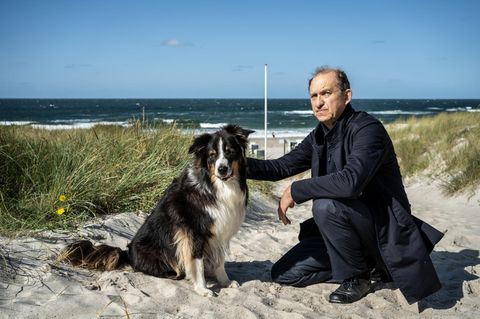 Peter Heinrich Brix in Filmszene mit Hund