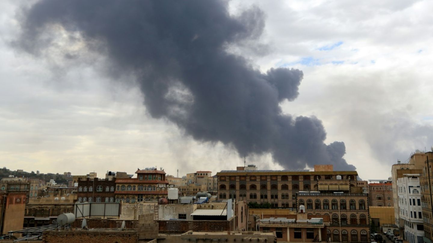 Rauchwolke in Sanaa nach den Luftangriffen am Dienstag