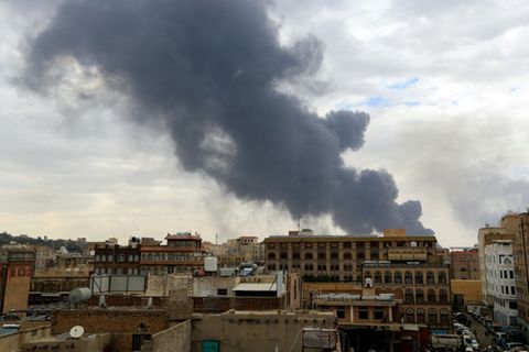 Rauchwolke in Sanaa nach den Luftangriffen am Dienstag