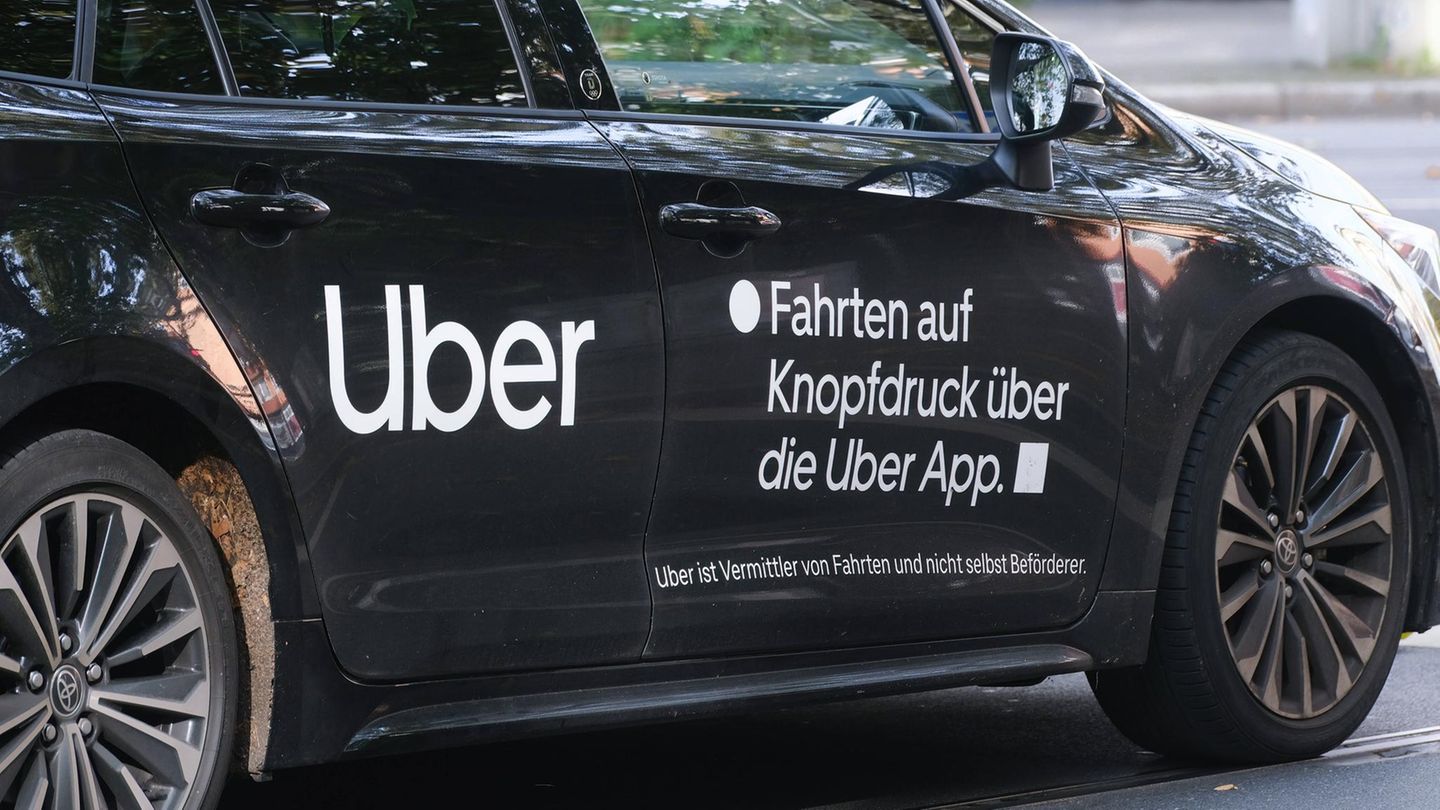 Uber-Auto im Verkehr