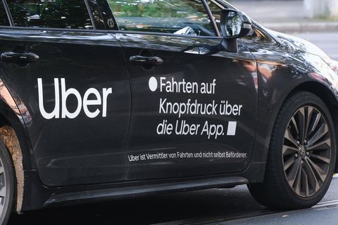 Uber-Auto im Verkehr
