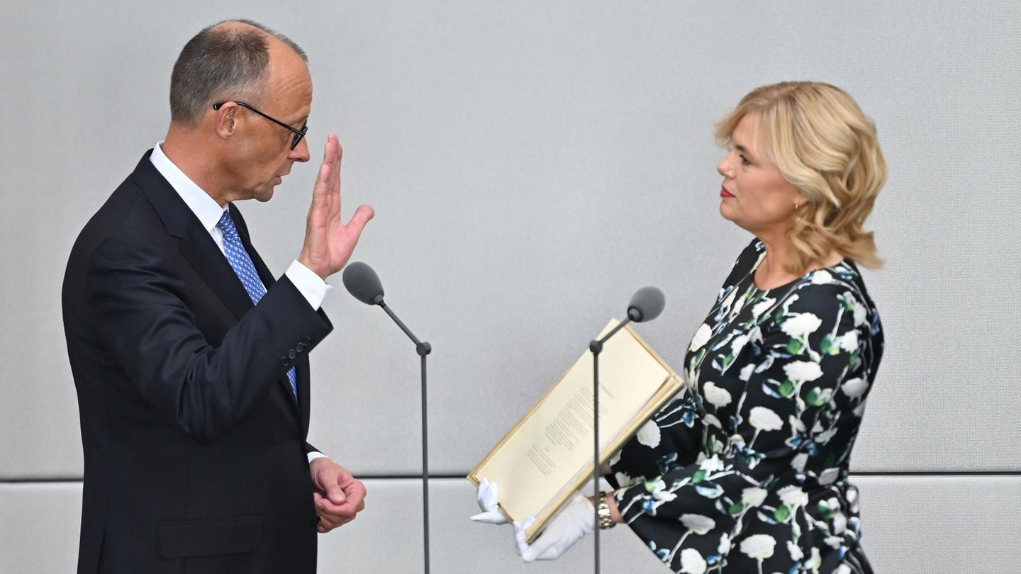 Julia Klöckner: Why did she wear white gloves when swearing in? Julia Klöckner: Why did she wear white gloves when swearing in?