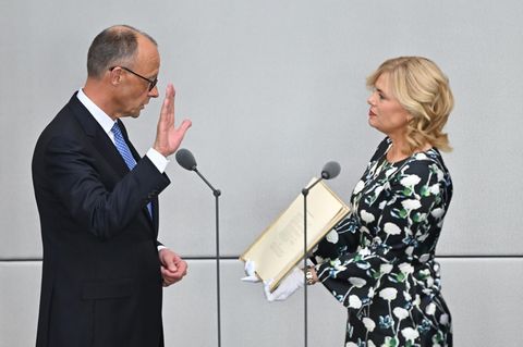 Julia Klöckner (r.) bei der Vereidigung des neuen Bundeskanzlers Friedrich Merz