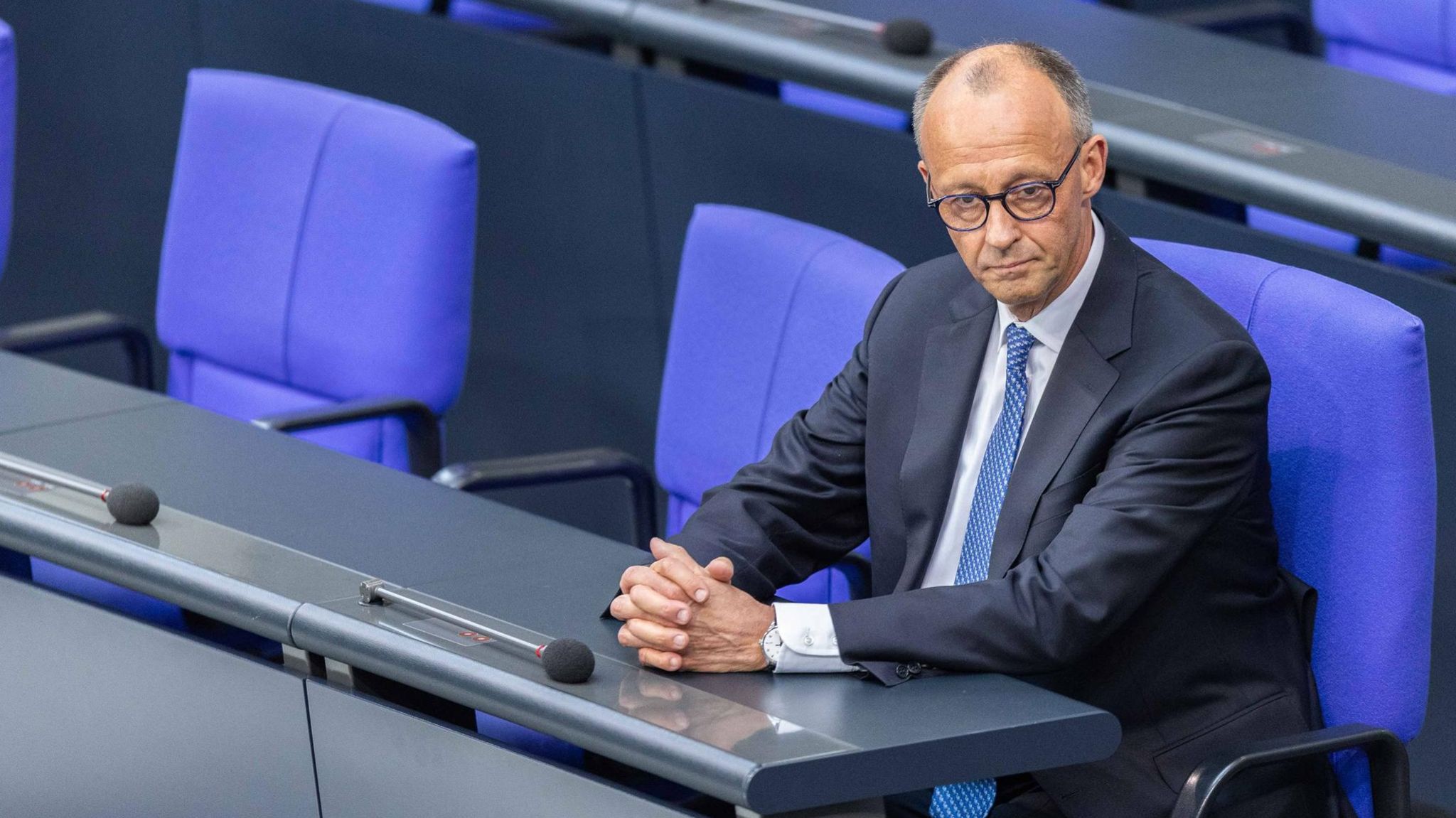 Friedrich Merz sitzt nach der Kanzlerwahl allein auf der Regierungsbank