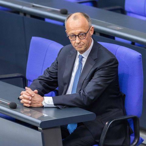 Friedrich Merz sitzt nach der Kanzlerwahl allein auf der Regierungsbank