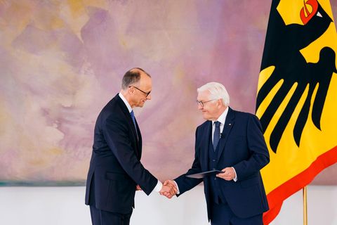Friedrich Merz (l.) erhält von Bundespräsident Frank-Walter Steinmeier seine Ernennungsurkunde als Bundeskanzler