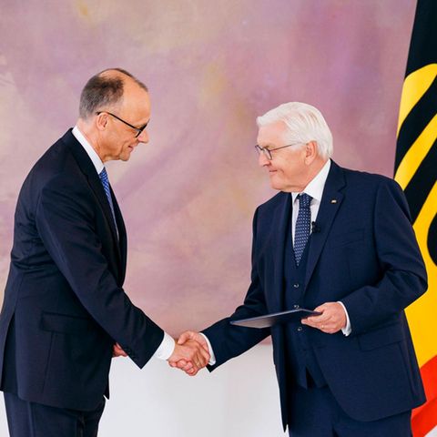 Friedrich Merz (l.) erhält von Bundespräsident Frank-Walter Steinmeier seine Ernennungsurkunde als Bundeskanzler