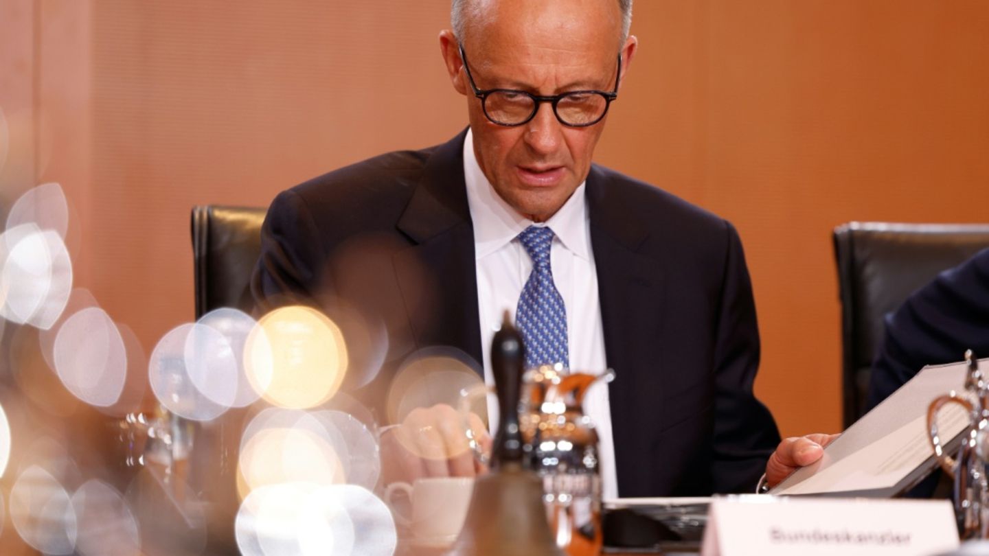 Merz bei erster Kabinettssitzung