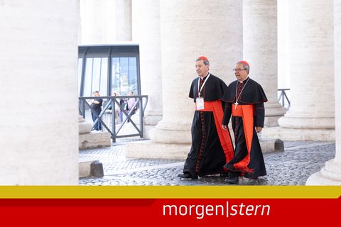 Zwei Kardinäle laufen am Petersdom vorbei