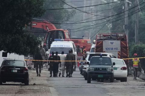 Ersthelfer helfen in der Stadt in Muridke in der pakistanischen Provinz Punjab